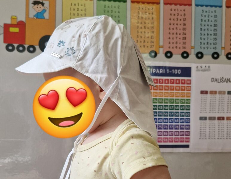 Plāna kokvilnas cepurīte ar kakla pagarinājumu- balta